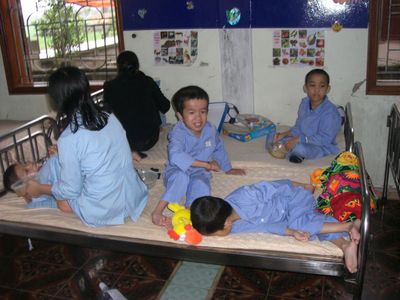 2009: Rund 30 Kinder teilen sich acht Betten in einem einzigen Raum